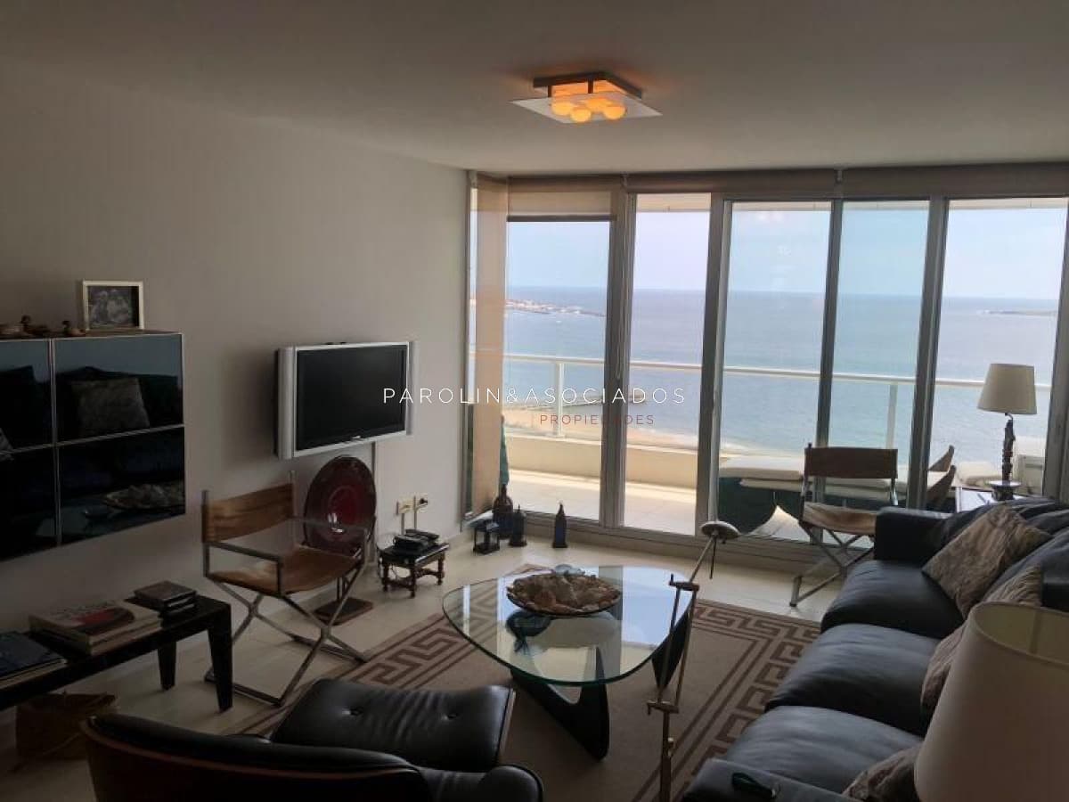 Apartamento en venta de 2 dormitorios en Season Tower, Punta del Este.