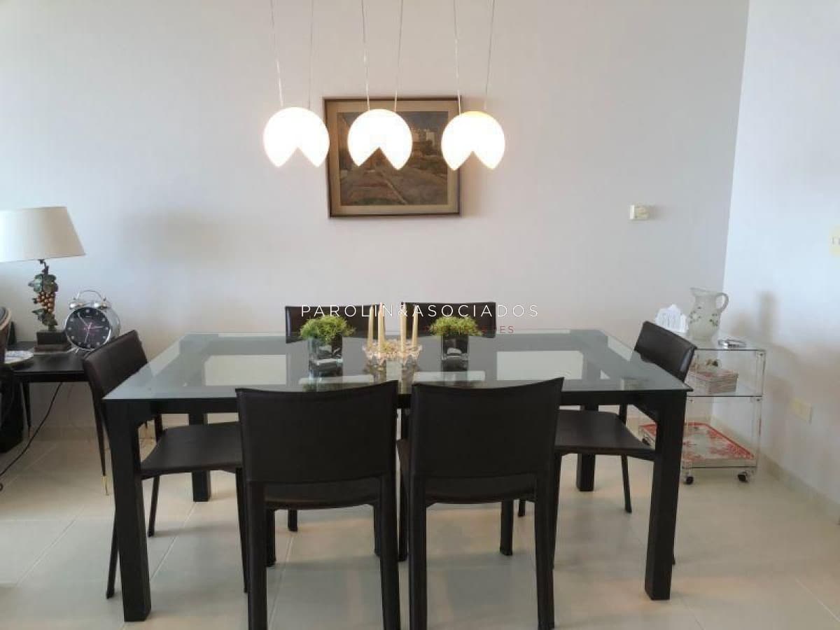 Apartamento en venta de 2 dormitorios en Season Tower, Punta del Este.
