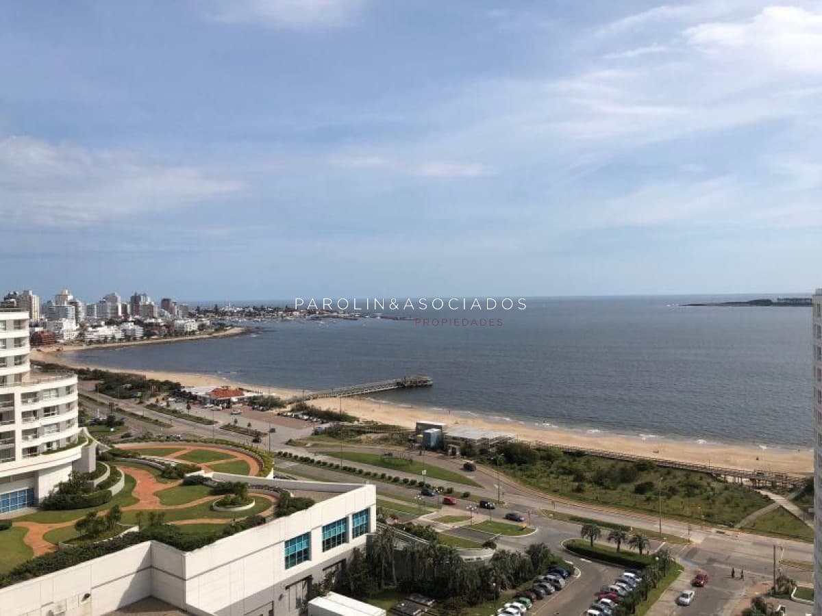Apartamento en venta de 2 dormitorios en Season Tower, Punta del Este.
