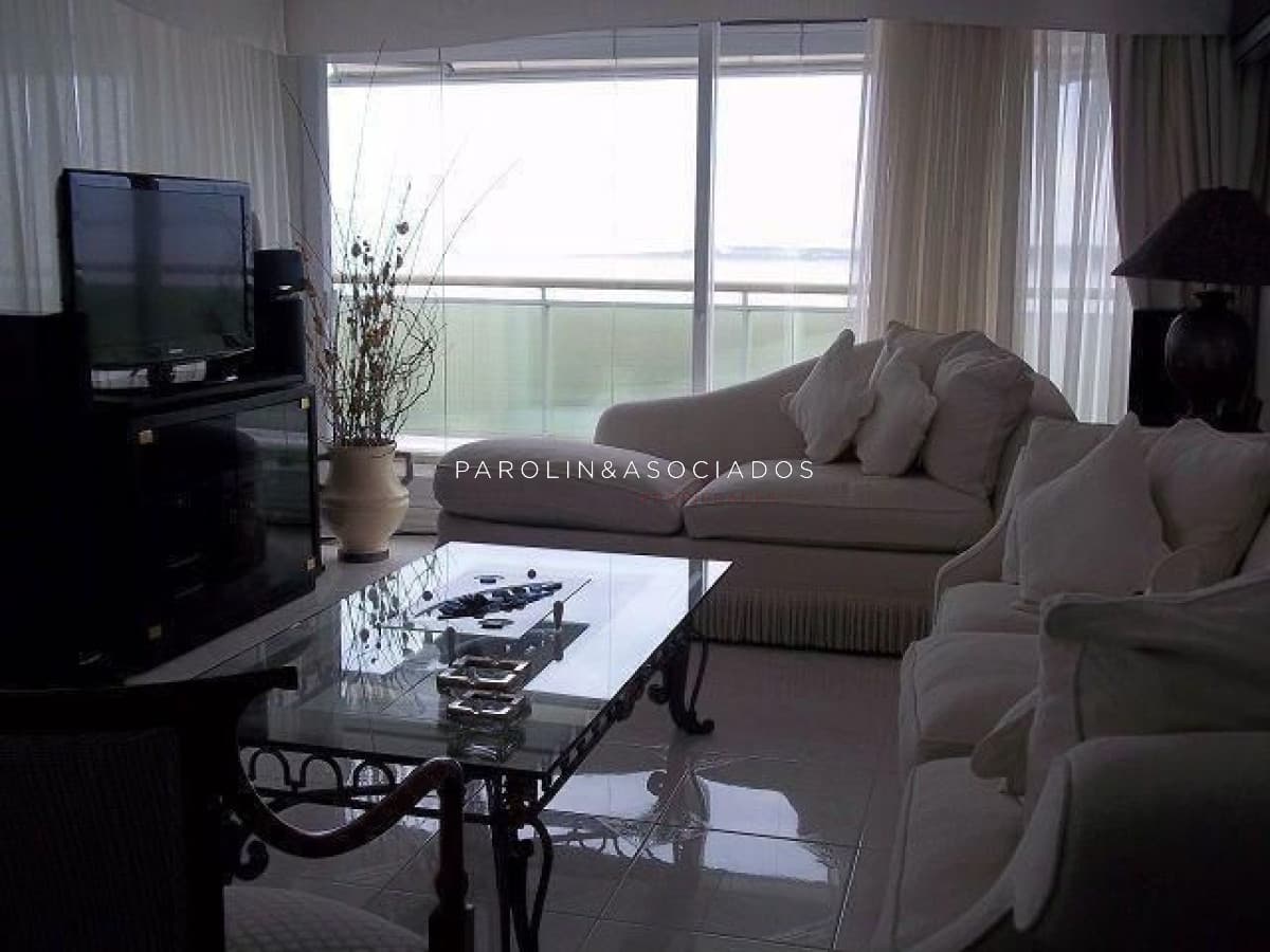 Apartamento en venta de 3 dormitorios en Puerto de Punta del Este.