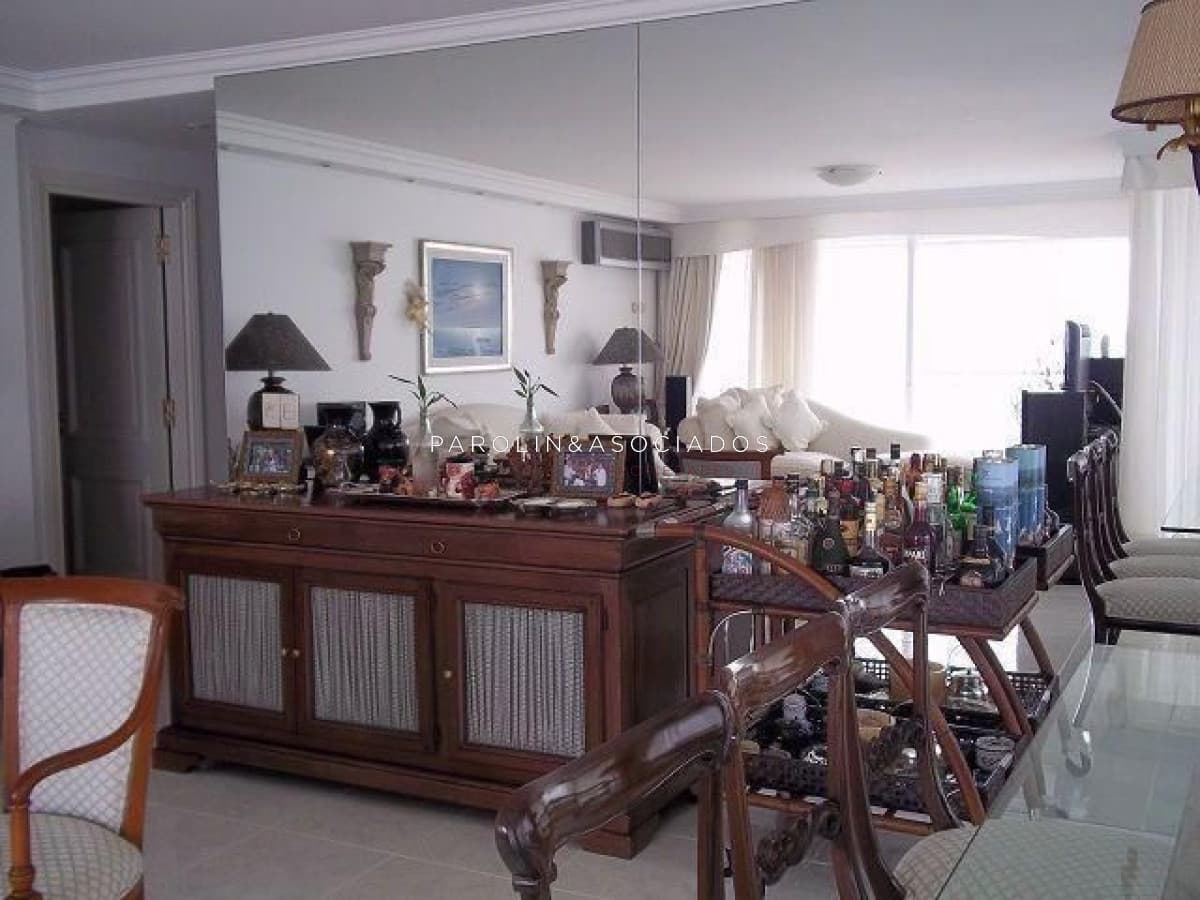 Apartamento en venta de 3 dormitorios en Puerto de Punta del Este.