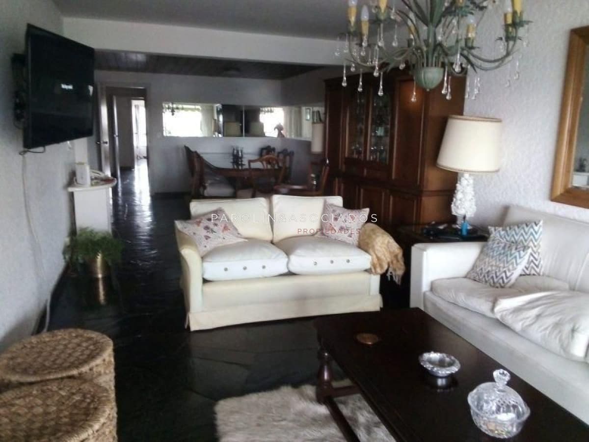 Apartamento en enta de 2 dormitorios en Punta del Este.