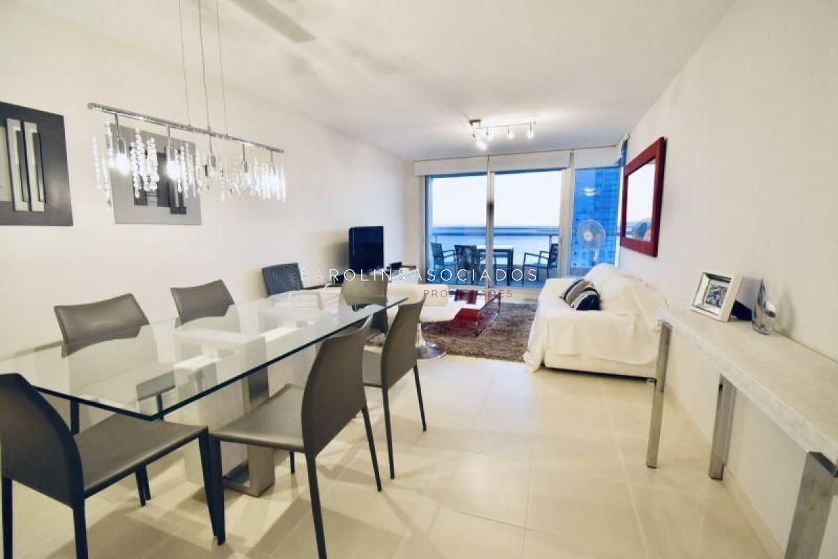 Apartamento en venta de 2 Dormitorios en Season Tower, Punta del Este.