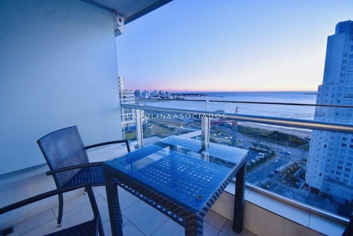 Apartamento en venta de 2 Dormitorios en Season Tower, Punta del Este.