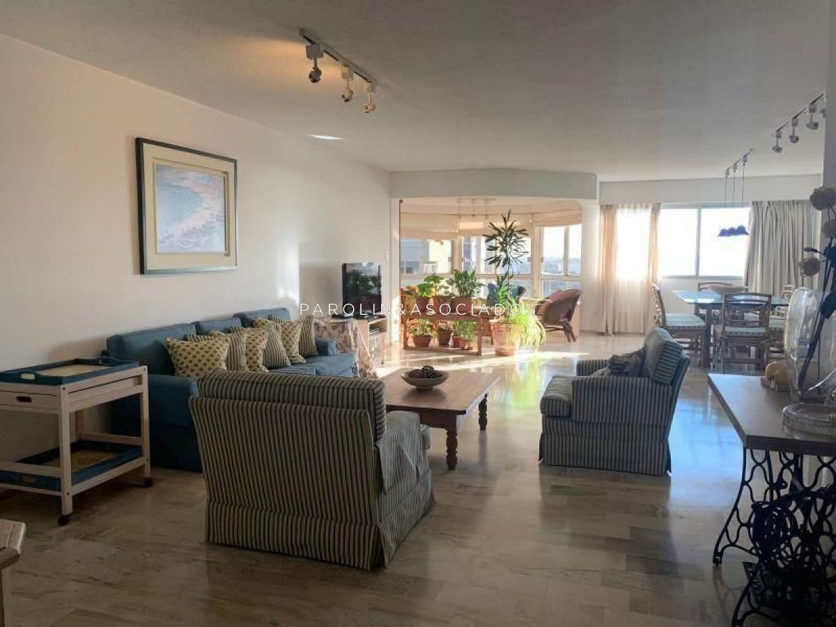 Apartamento de 3 dormitorios en venta en Punta del Este.