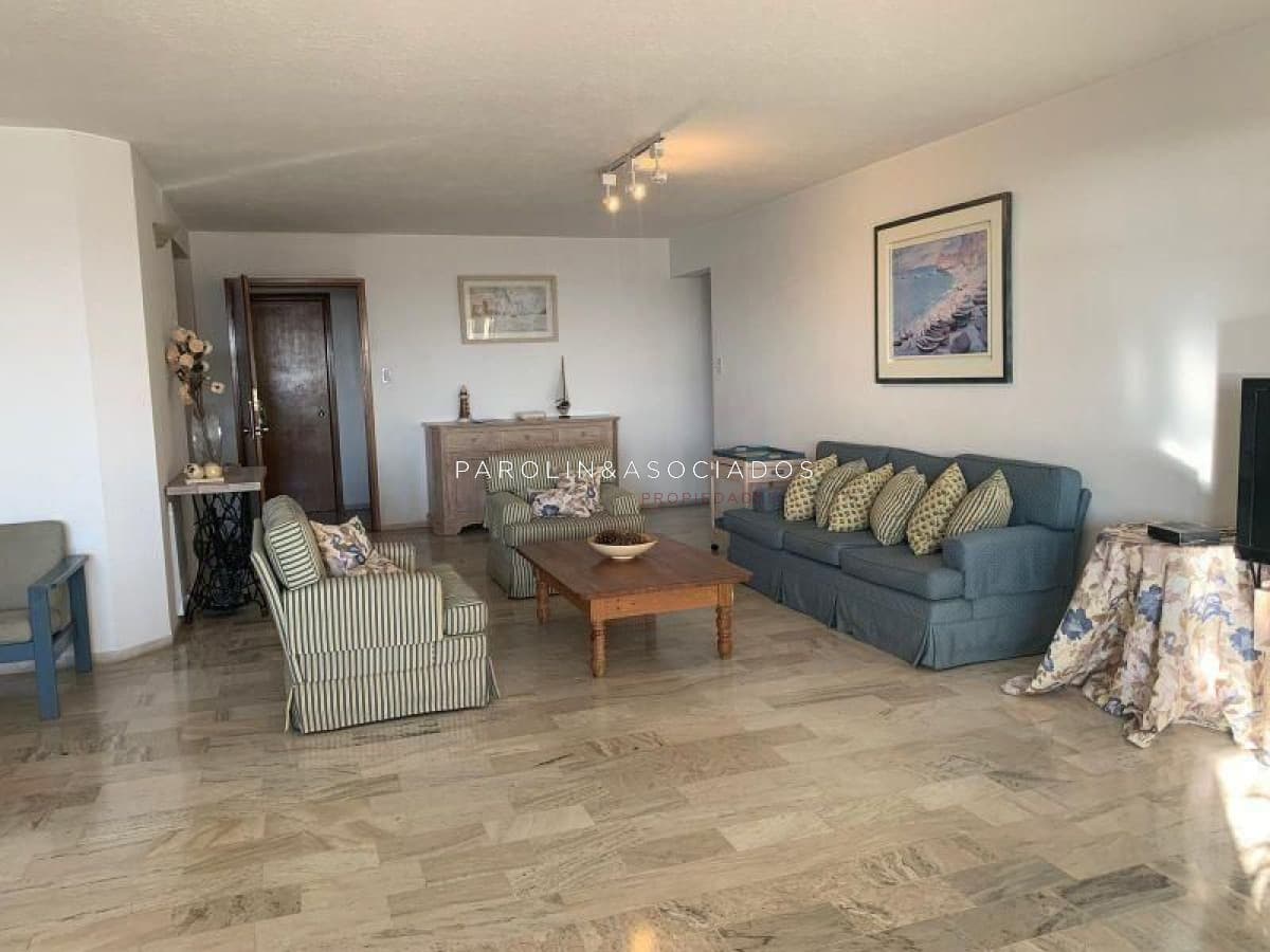 Apartamento de 3 dormitorios en venta en Punta del Este.