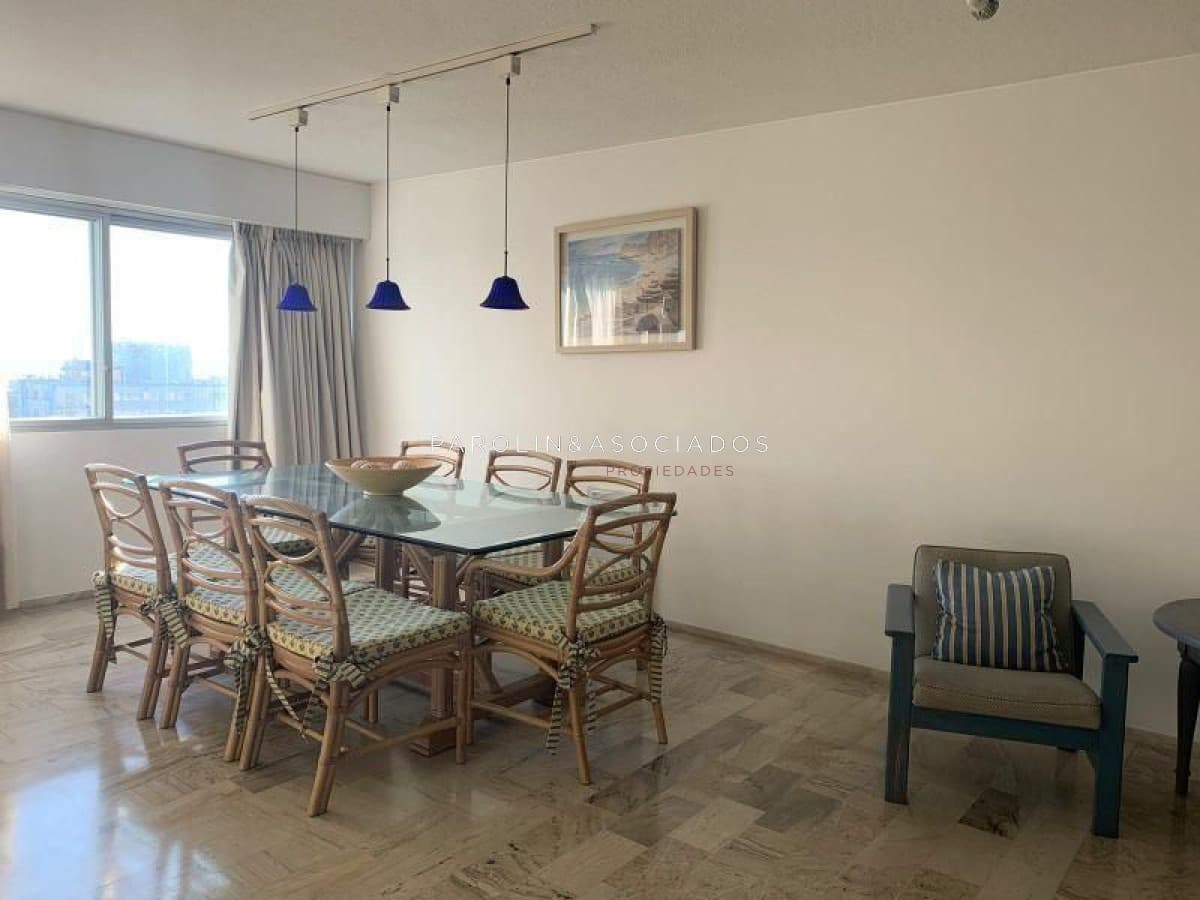 Apartamento de 3 dormitorios en venta en Punta del Este.