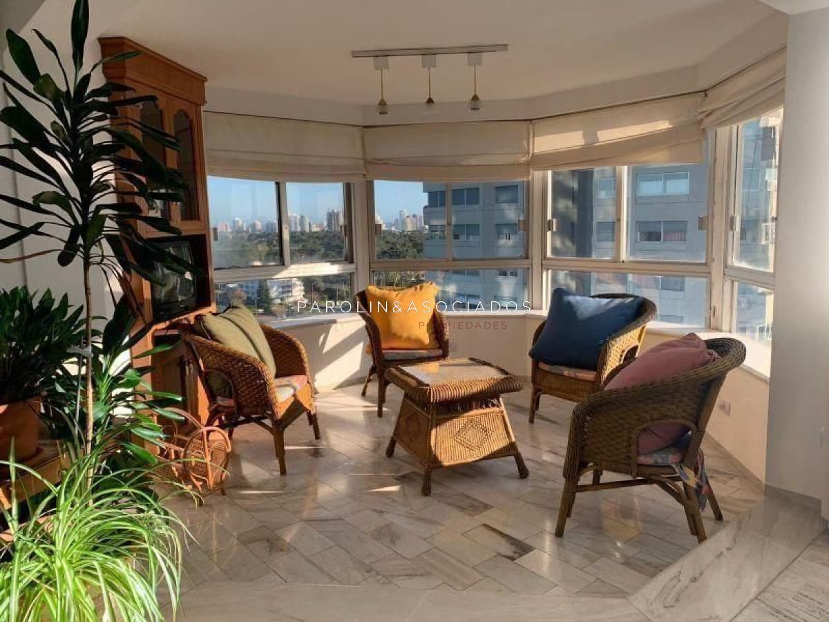 Apartamento de 3 dormitorios en venta en Punta del Este.