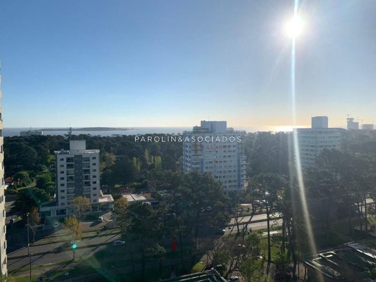 Apartamento de 3 dormitorios en venta en Punta del Este.
