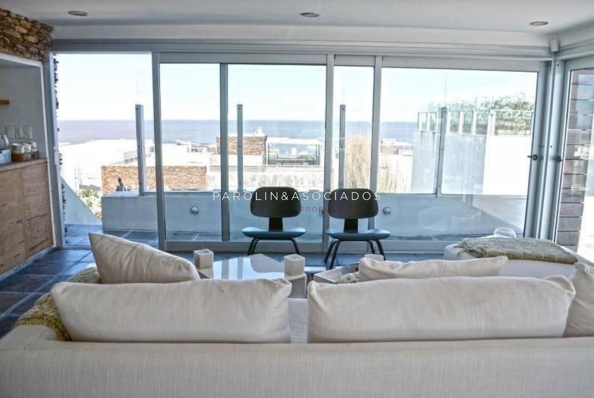 Apartamento en venta de 3 dotmitorios en Punta del Este.