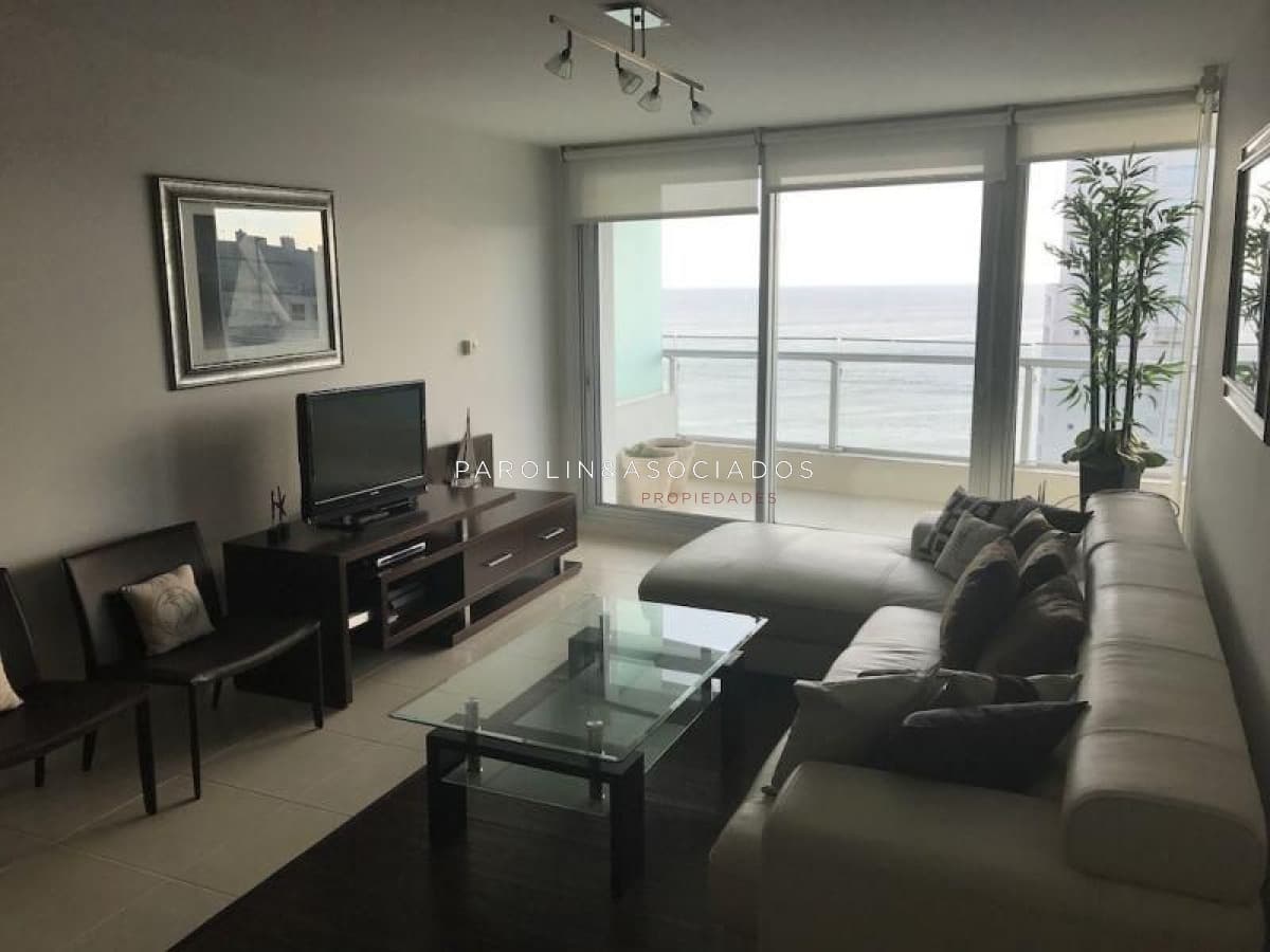 Apartamento en venta de 2 dormitorios en Season Tower, Punta del Este.