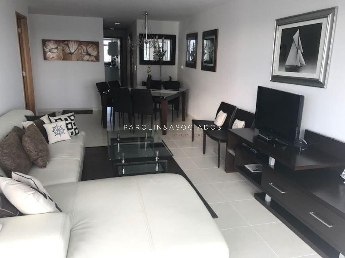 Apartamento en venta de 2 dormitorios en Season Tower, Punta del Este.
