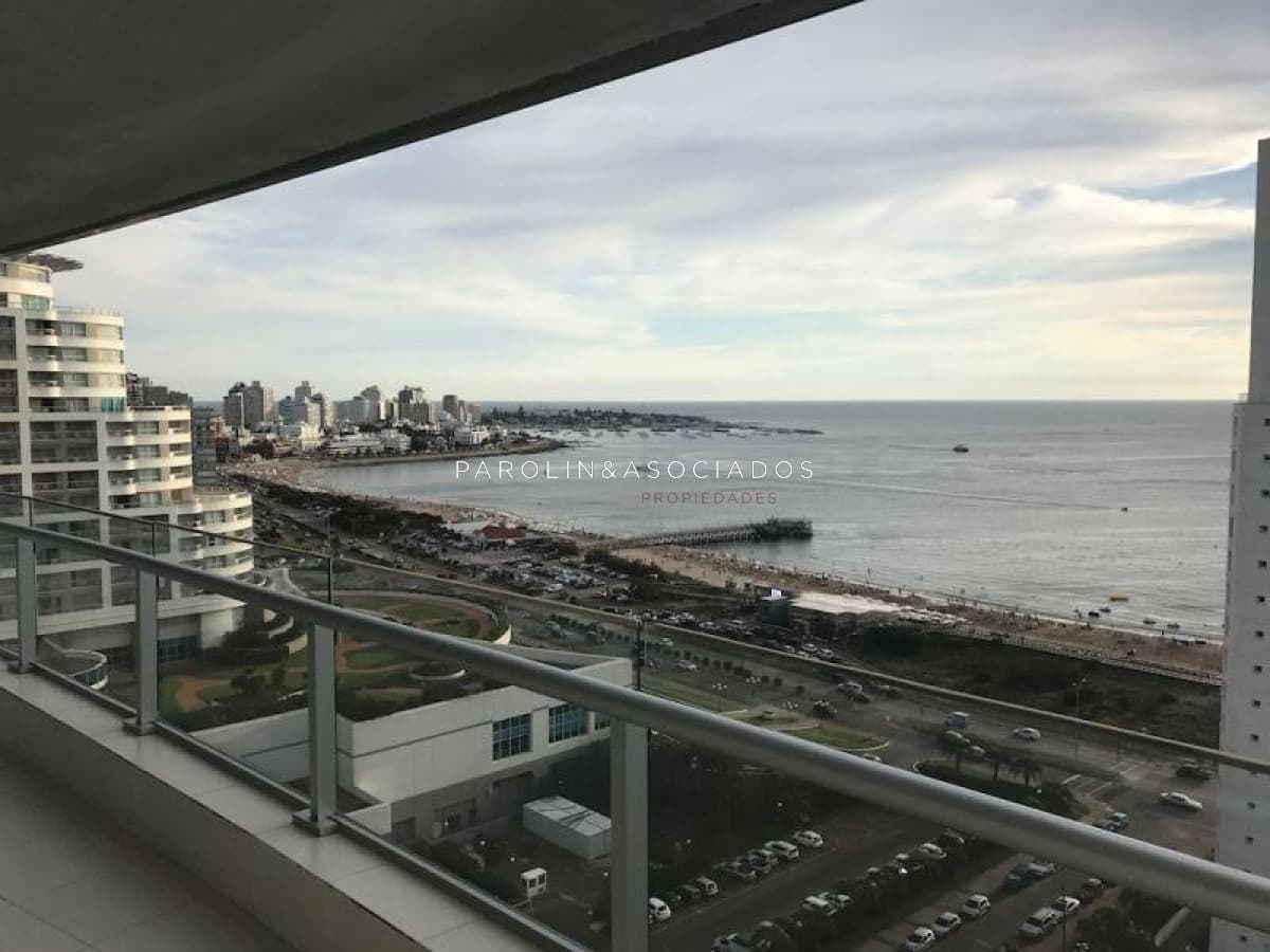 Apartamento en venta de 2 dormitorios en Season Tower, Punta del Este.