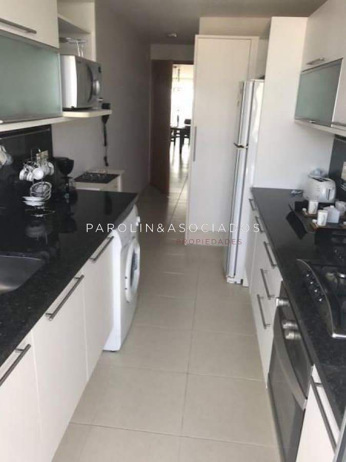 Apartamento en venta de 2 dormitorios en Season Tower, Punta del Este.