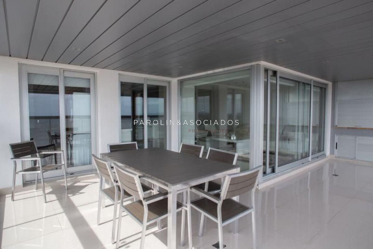 Apartamento en venta de 3 dormitorios en Miami Boulevard, Punta del Este.