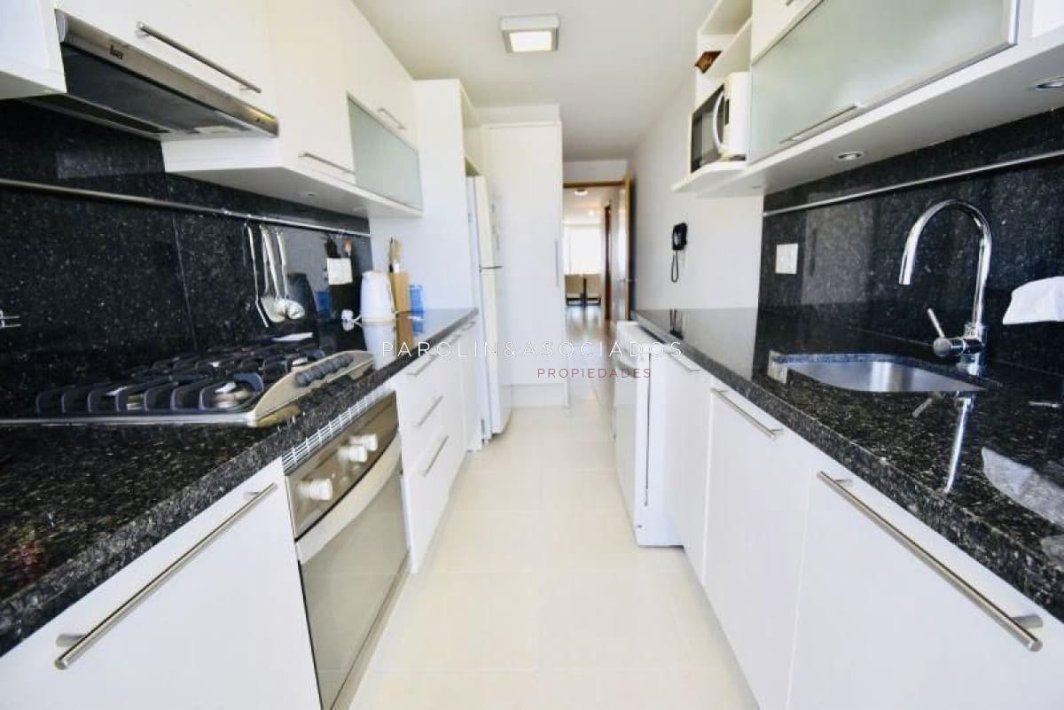 Apartamento en venta 2 dormitorios en Season Tower, Punta del Este.
