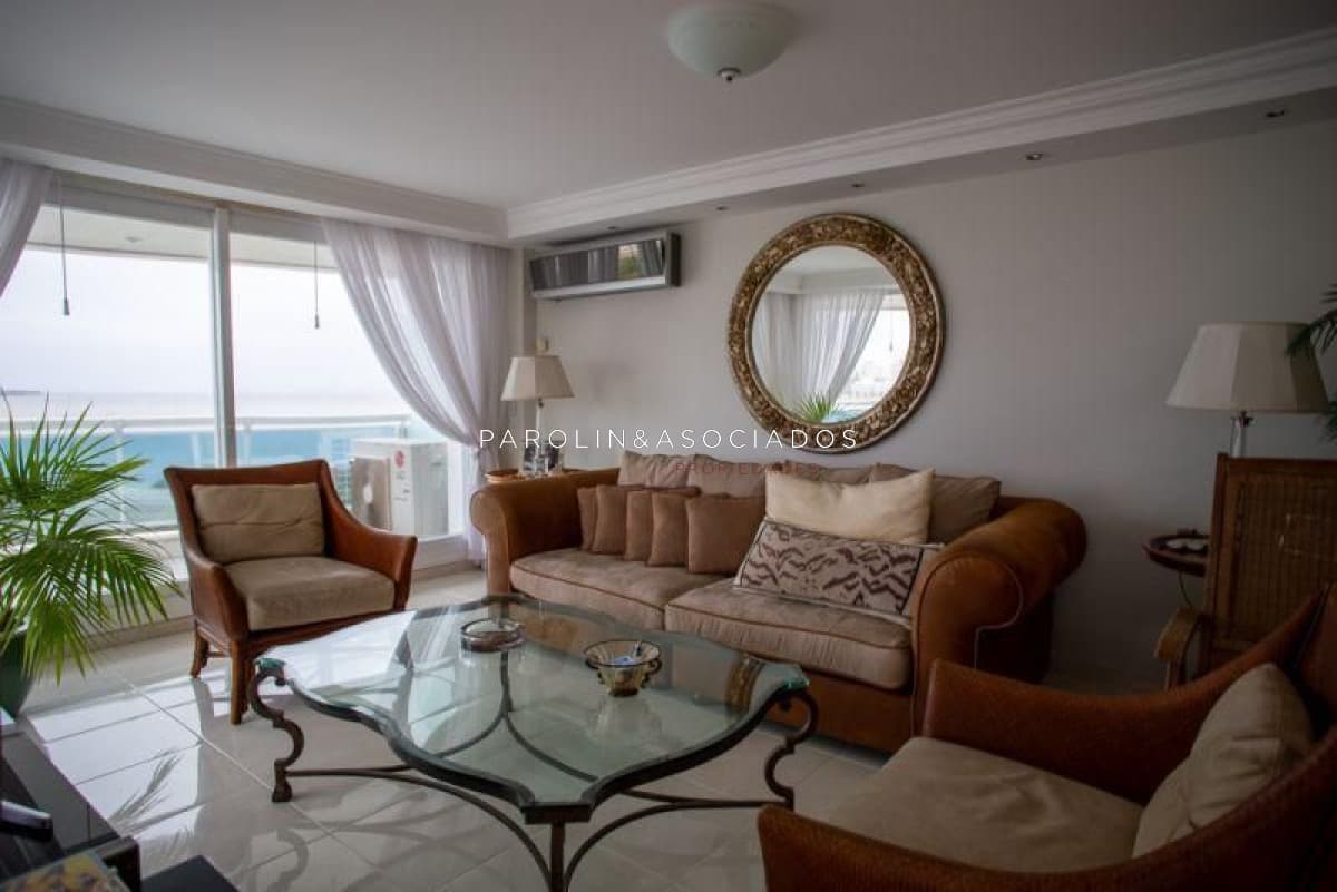 Apartamento de 3 dormitorios en venta en Millenium Tower, Punta del Este
