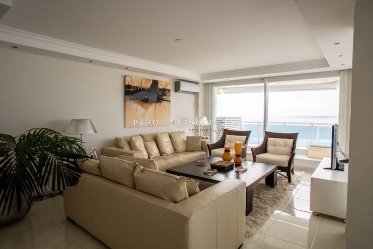 Apartamento en venta de 3 dormitorios en Millenium Tower, Punta del Este.