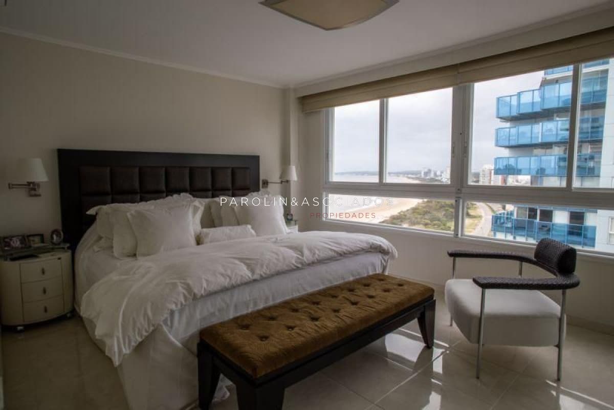 Apartamento en venta de 3 dormitorios en Millenium Tower, Punta del Este.