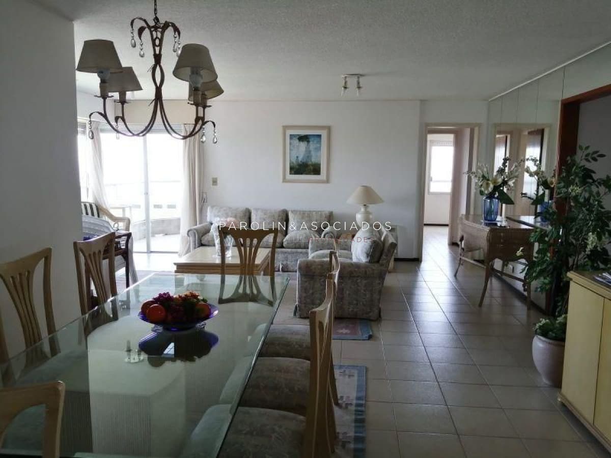 Apartamento en venta de 3 dormitorios en Punta del Este.
