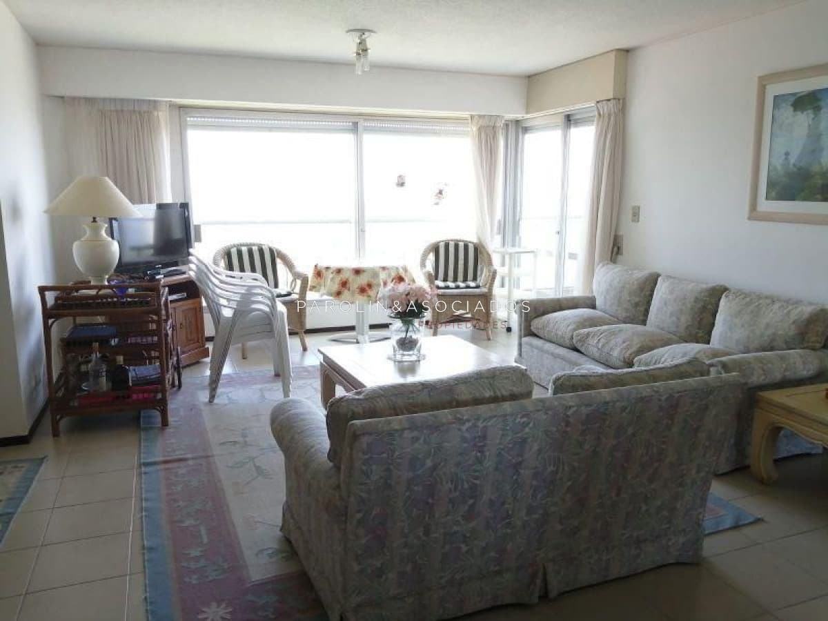 Apartamento en venta de 3 dormitorios en Punta del Este.