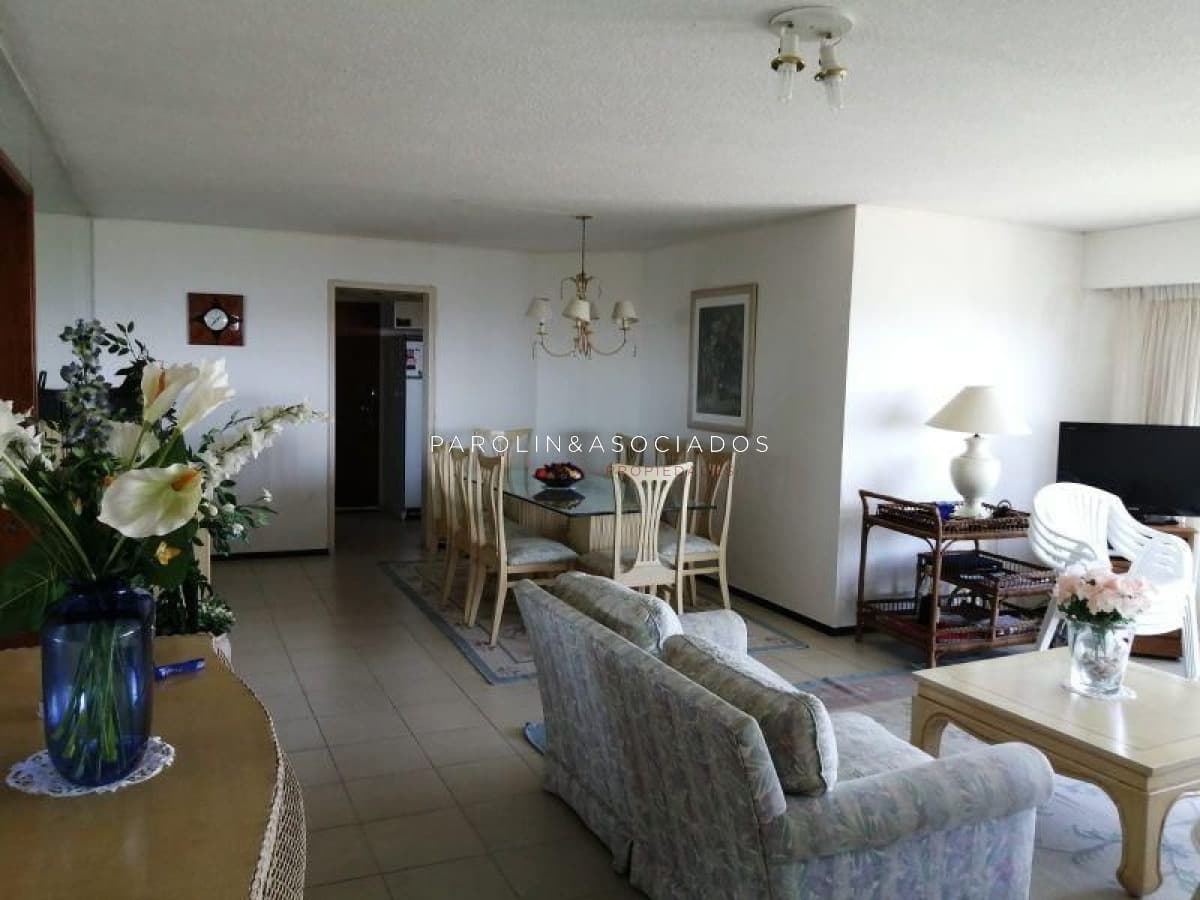 Apartamento en venta de 3 dormitorios en Punta del Este.