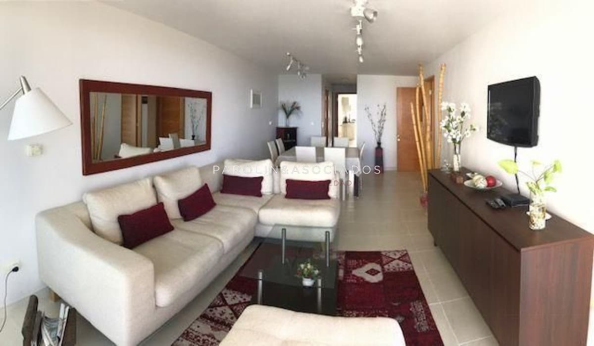 Apartamento en venta de 2 dormitorios en Season Tower, Punta del Este.