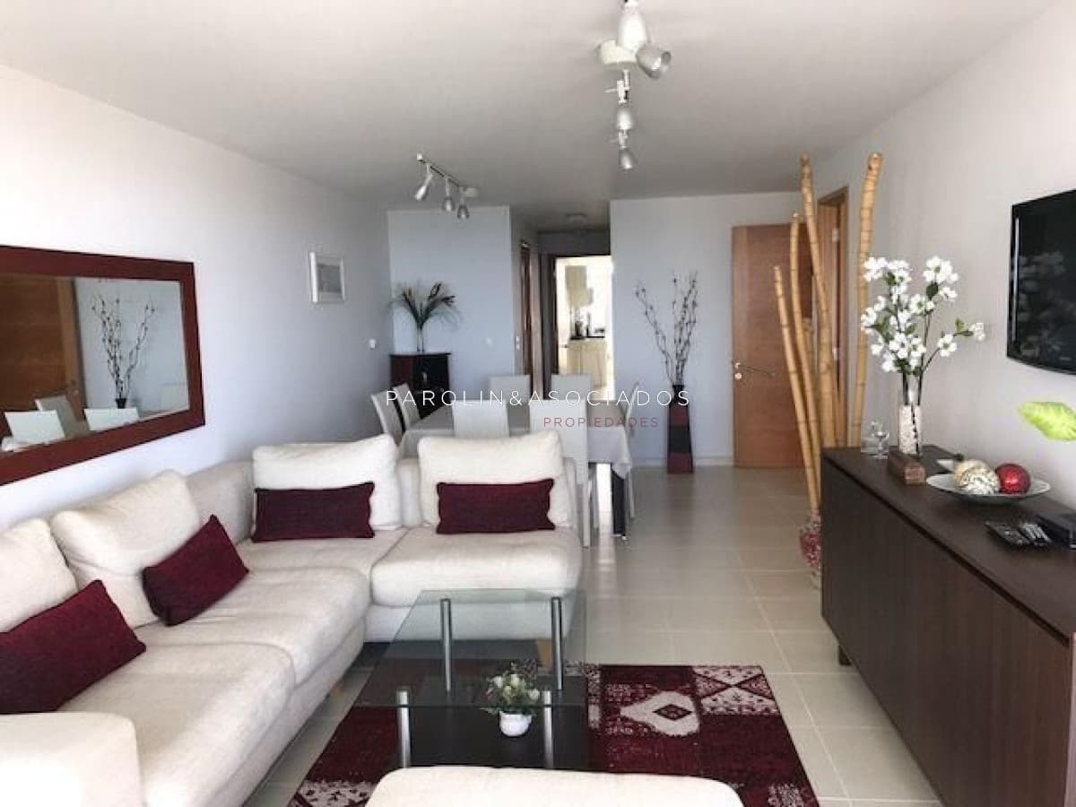 Apartamento en venta de 2 dormitorios en Season Tower, Punta del Este.