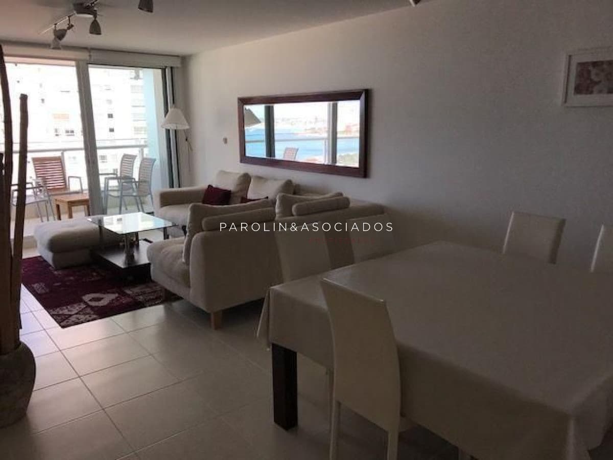 Apartamento en venta de 2 dormitorios en Season Tower, Punta del Este.