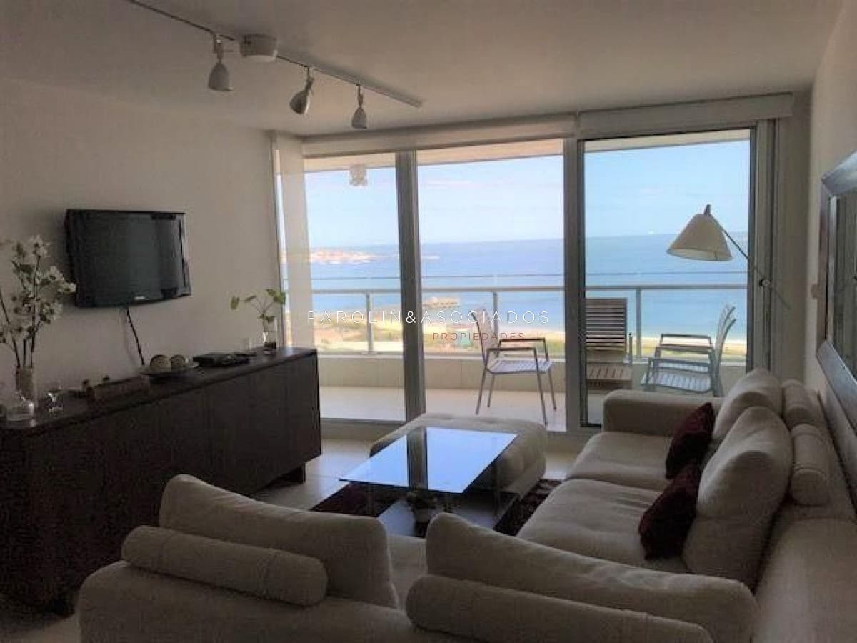 Apartamento en venta de 2 dormitorios en Season Tower, Punta del Este.