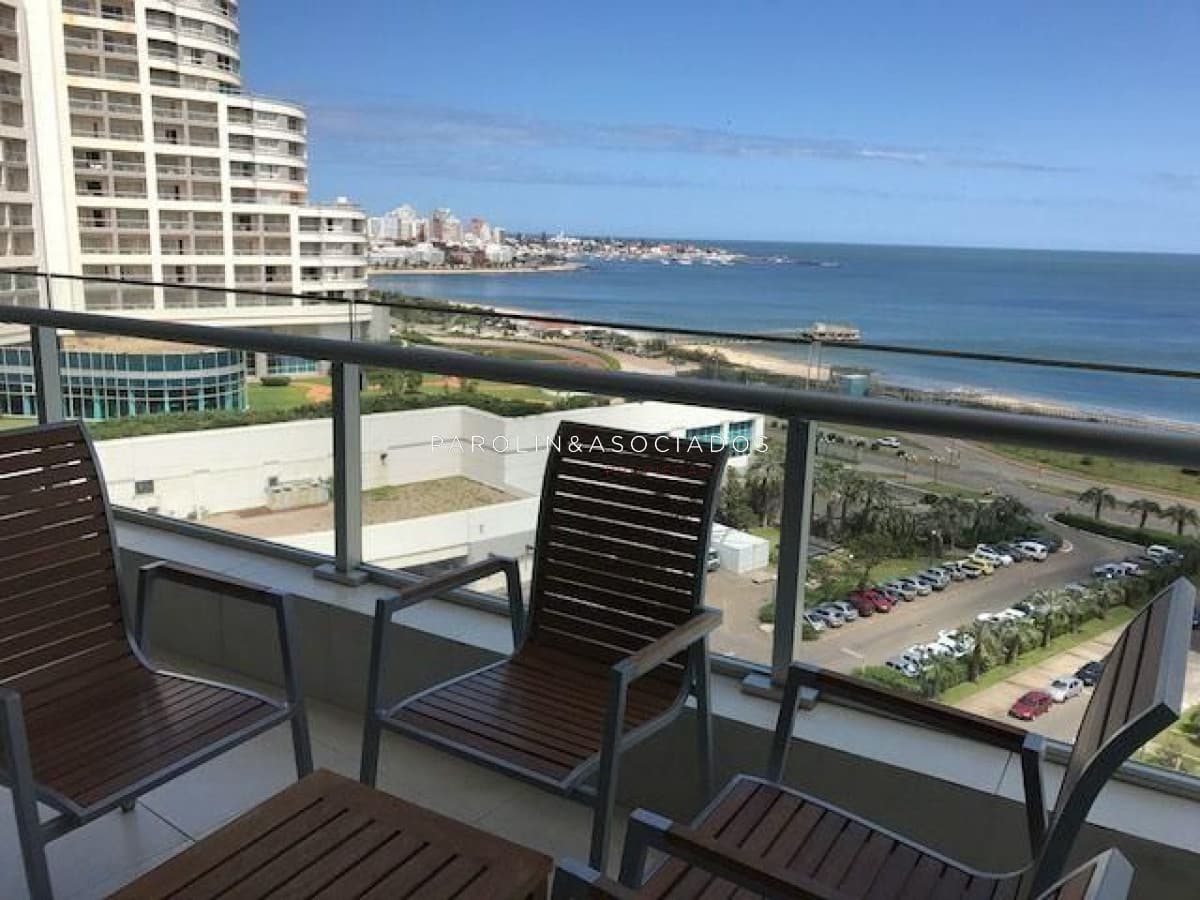 Apartamento en venta de 2 dormitorios en Season Tower, Punta del Este.