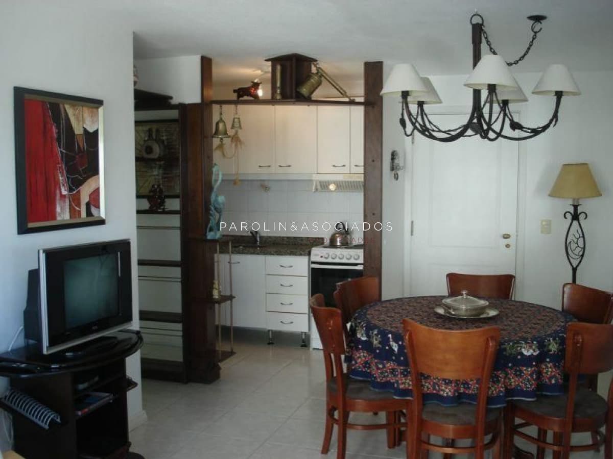 Apartamento en venta de 2 dormitorios en Punta del Este.
