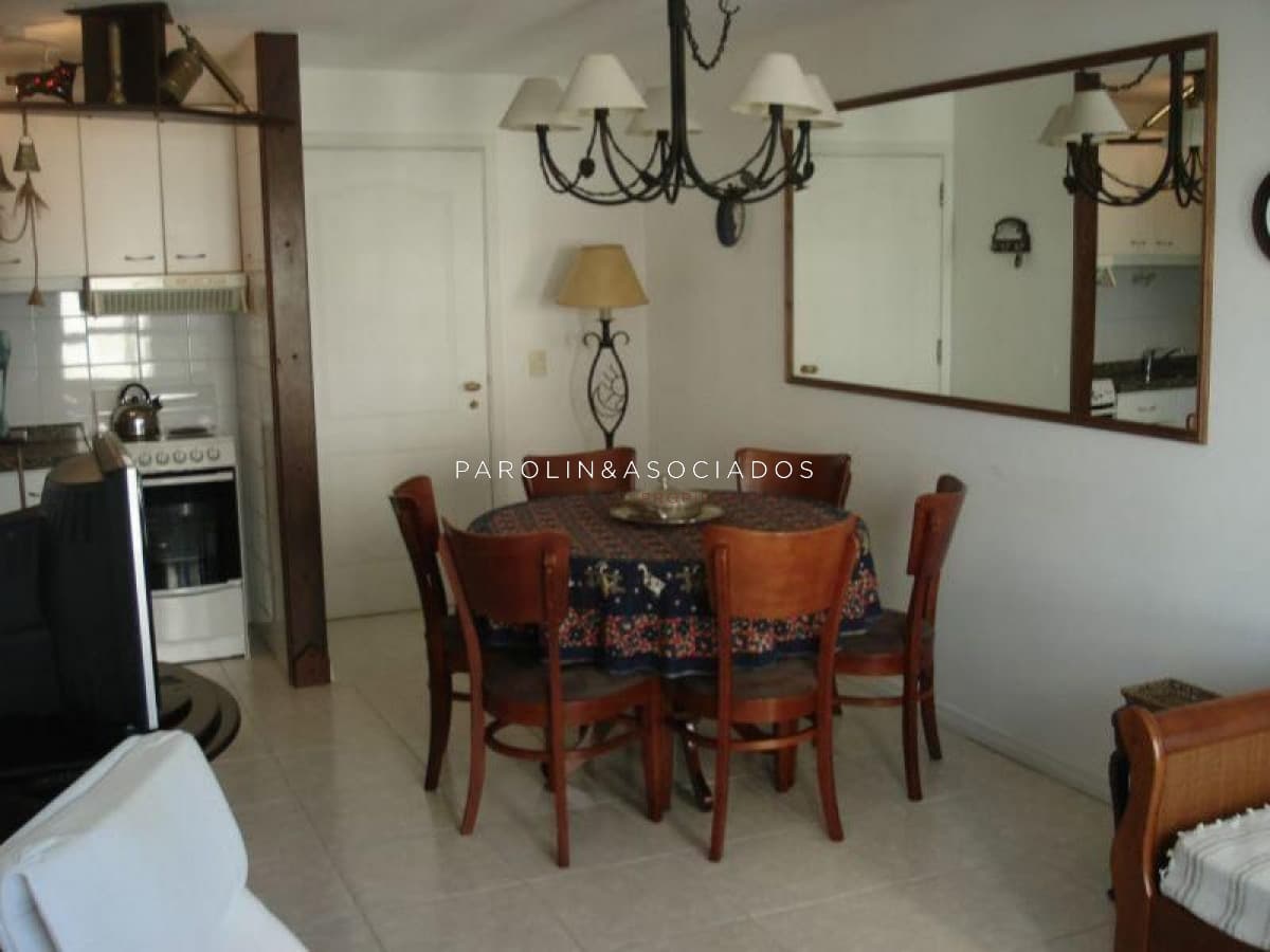 Apartamento en venta de 2 dormitorios en Punta del Este.