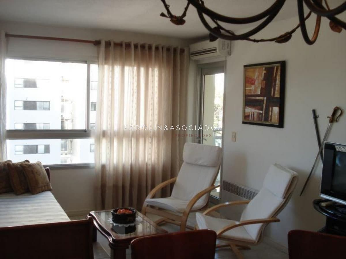 Apartamento en venta de 2 dormitorios en Punta del Este.