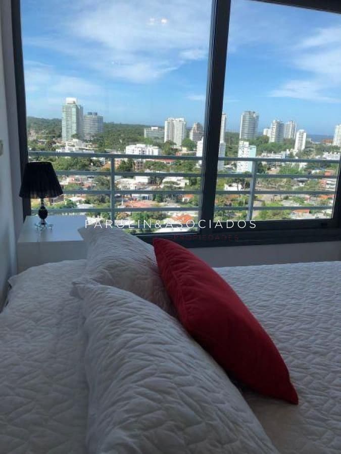Apartamento en venta de 2 dormitorios en torre Alexander Boulevard, Punta del Este.
