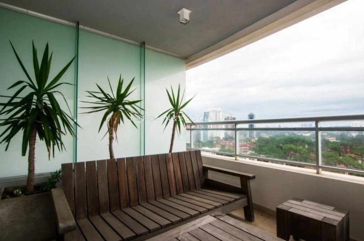 Apartamento en venta en piso alto en Forest Tower, Punta del Este.