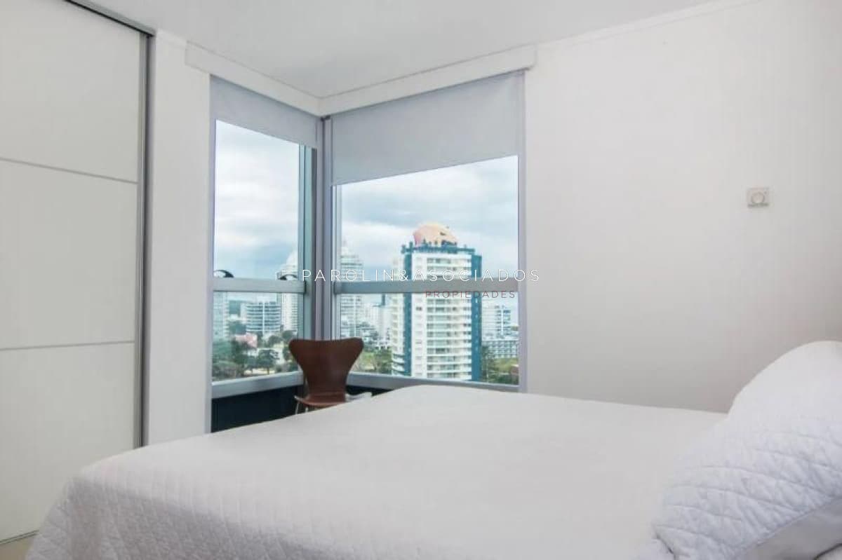 Apartamento en venta en piso alto en Forest Tower, Punta del Este.