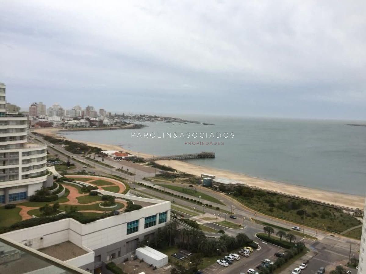 Apartamento en venta de 2 dormitorios en Season Tower, Punta del Este.