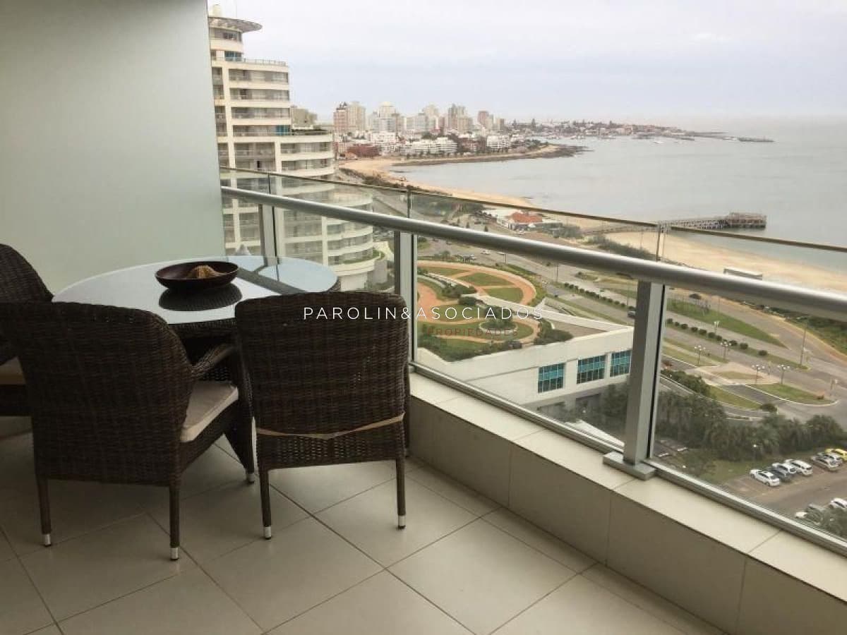 Apartamento en venta de 2 dormitorios en Season Tower, Punta del Este.