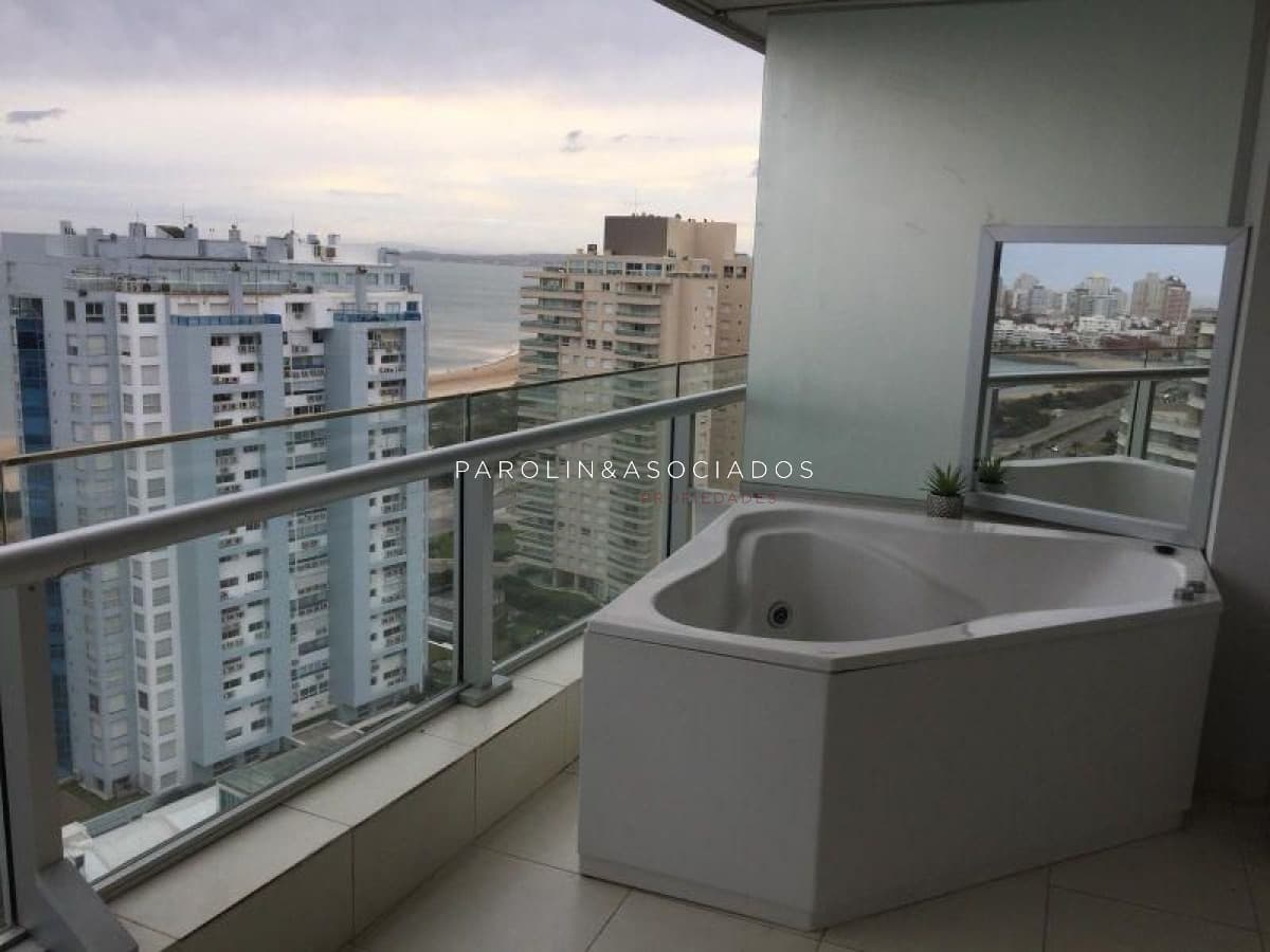 Apartamento en venta de 2 dormitorios en Season Tower, Punta del Este.