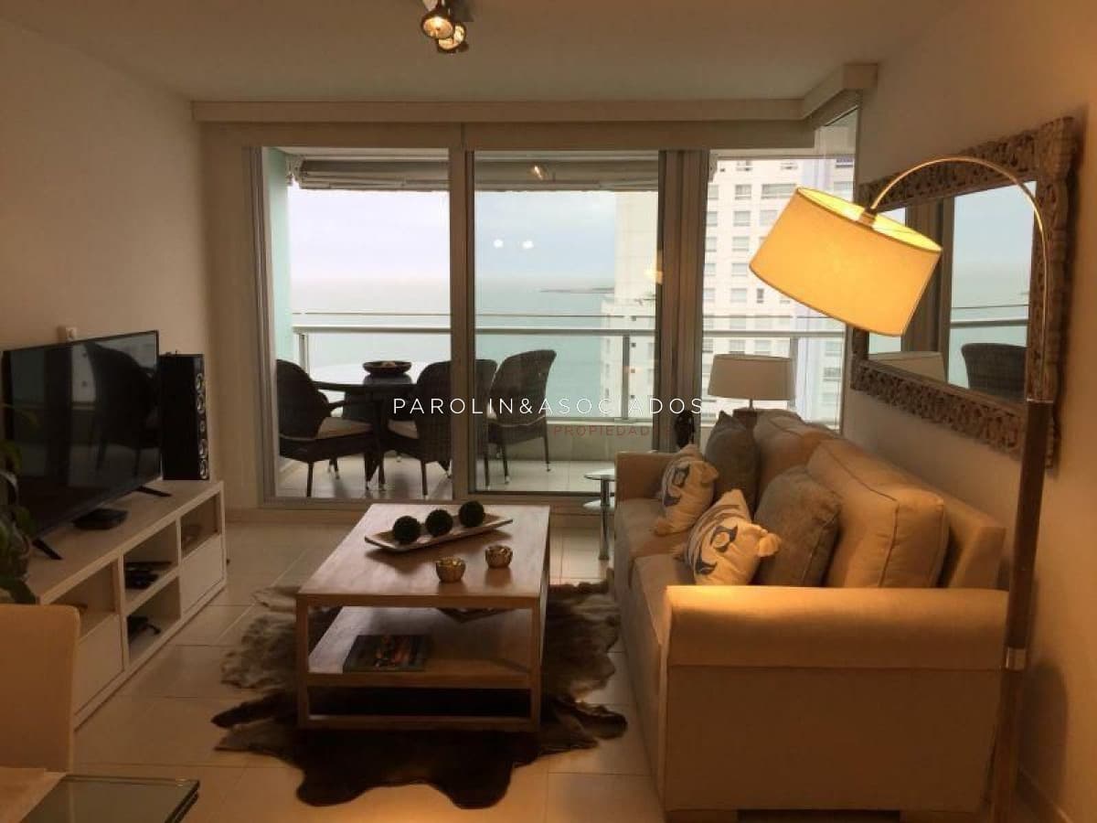 Apartamento en venta de 2 dormitorios en Season Tower, Punta del Este.