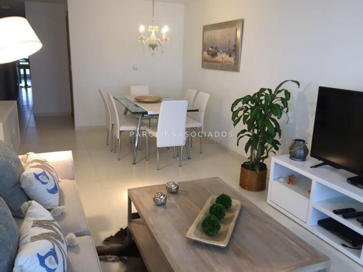 Apartamento en venta de 2 dormitorios en Season Tower, Punta del Este.