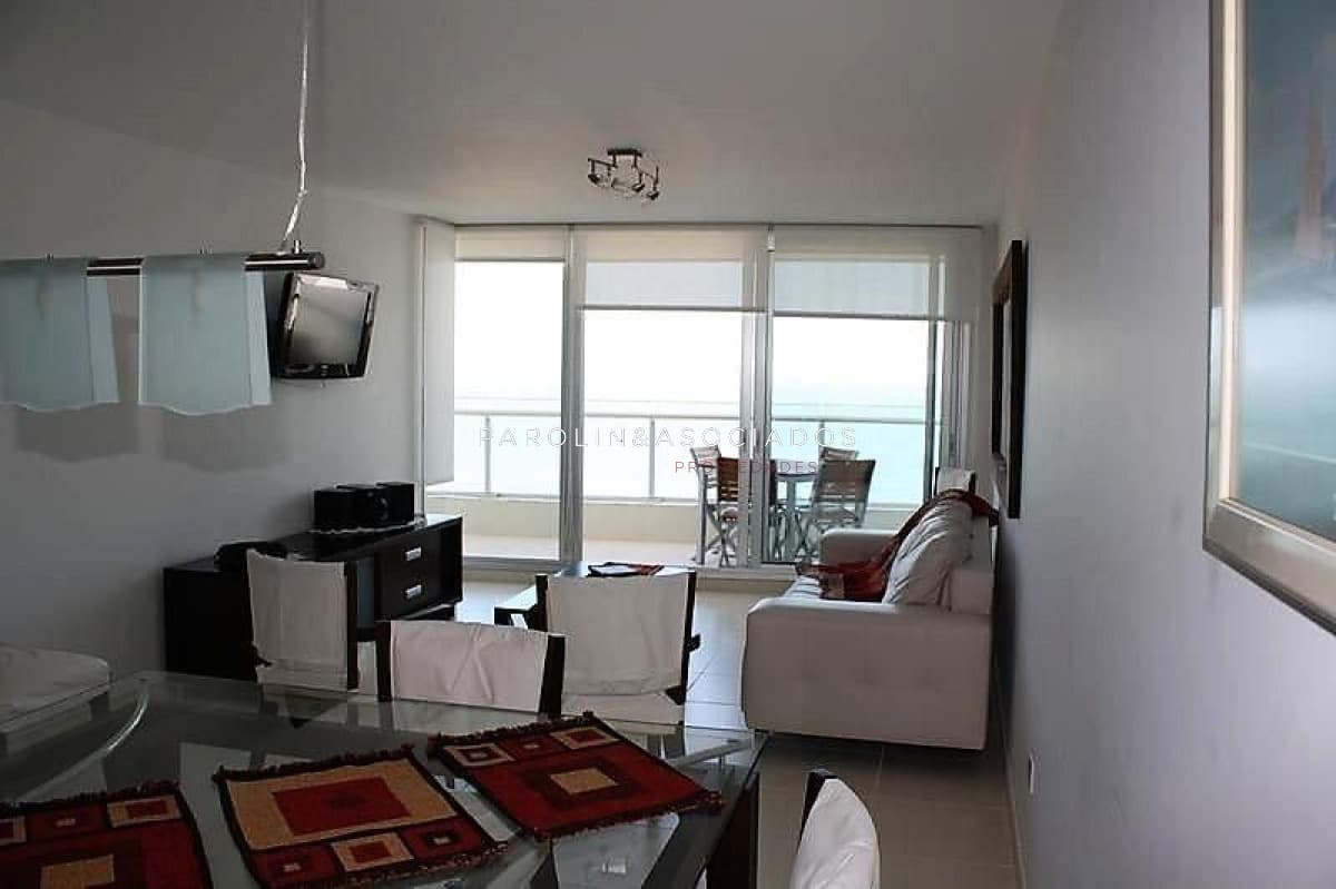 Apartamento en venta de 2 dormitorios en Season Tower, Punta del Este.