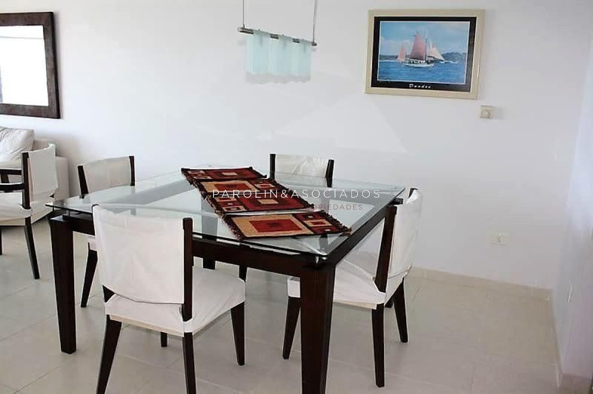 Apartamento en venta de 2 dormitorios en Season Tower, Punta del Este.