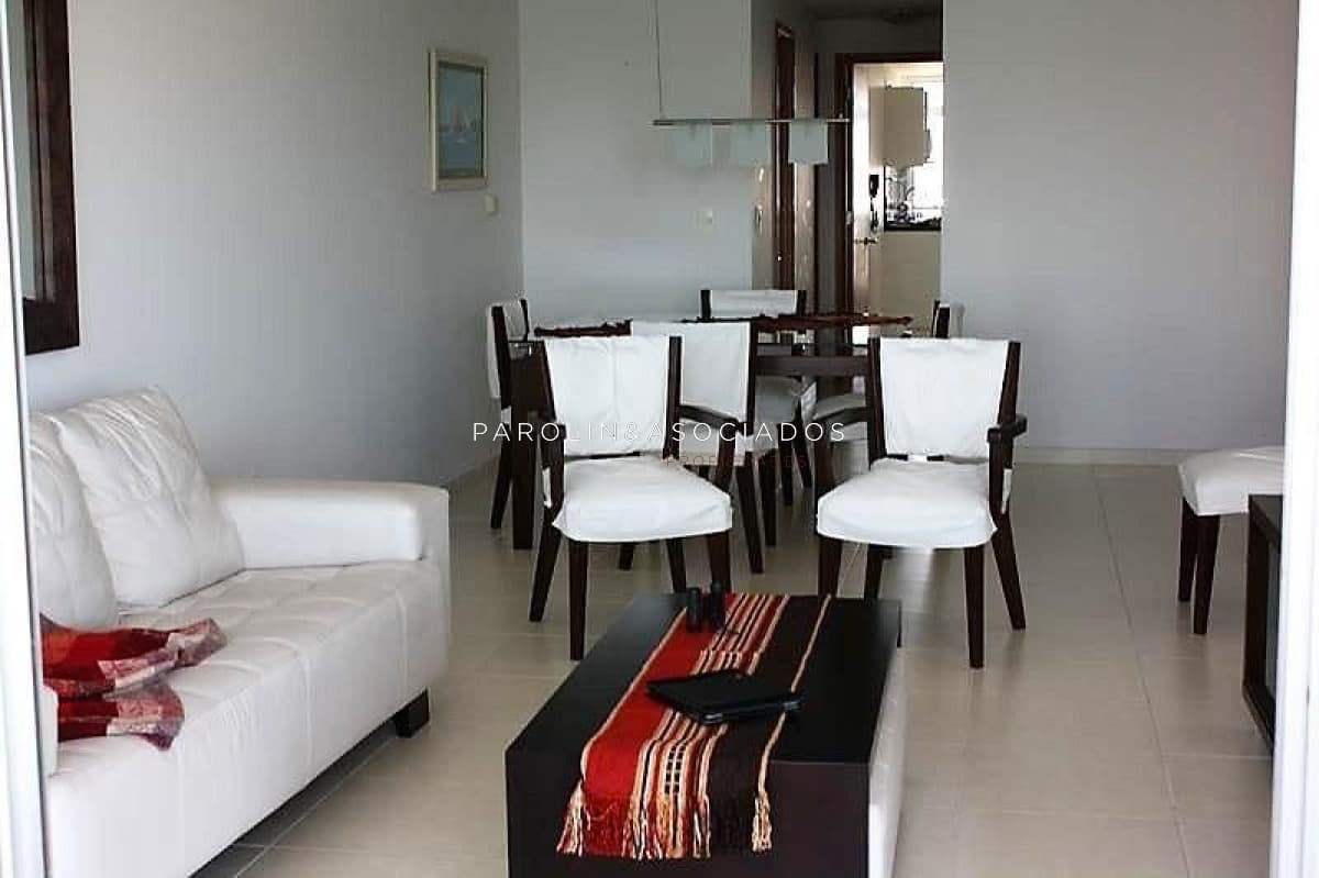 Apartamento en venta de 2 dormitorios en Season Tower, Punta del Este.