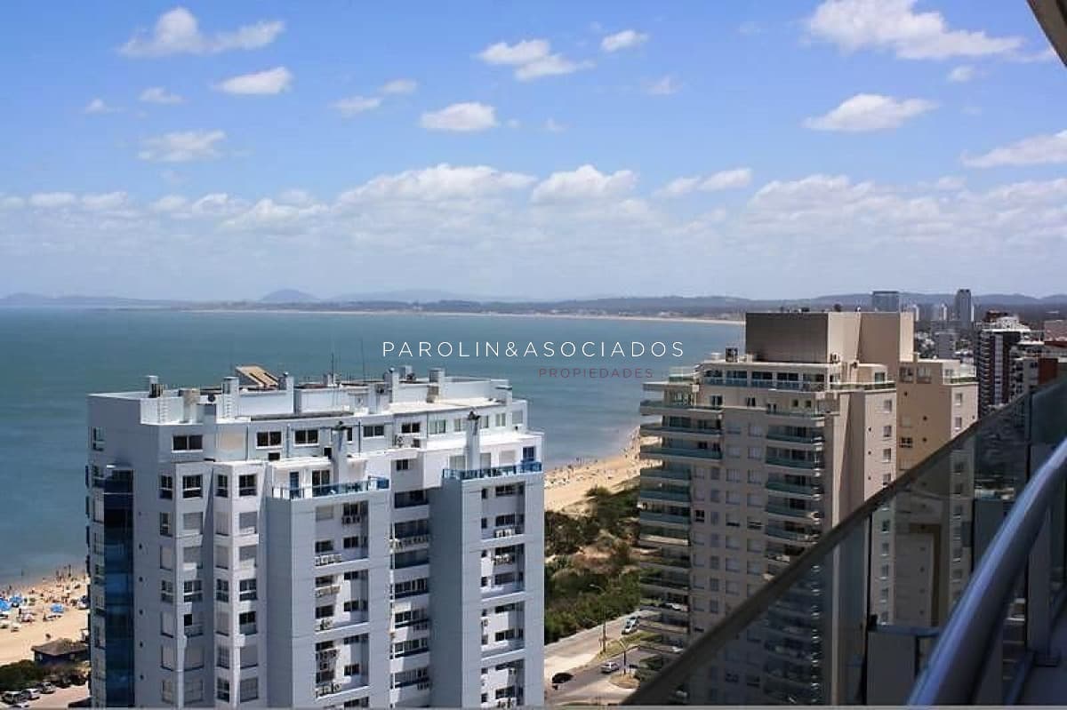 Apartamento en venta de 2 dormitorios en Season Tower, Punta del Este.