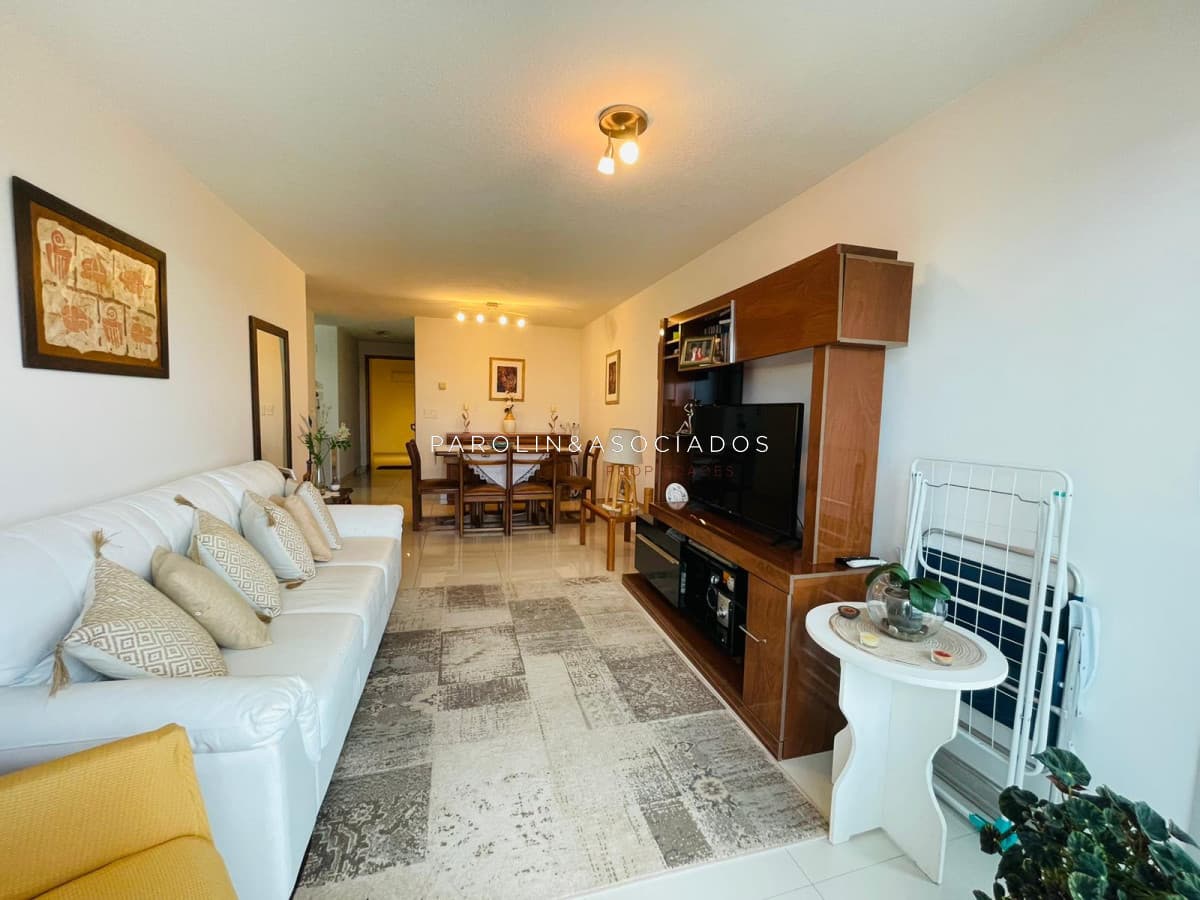 Apartamento en venta de 2 dormitorios en Summer Tower, Punta del Este.