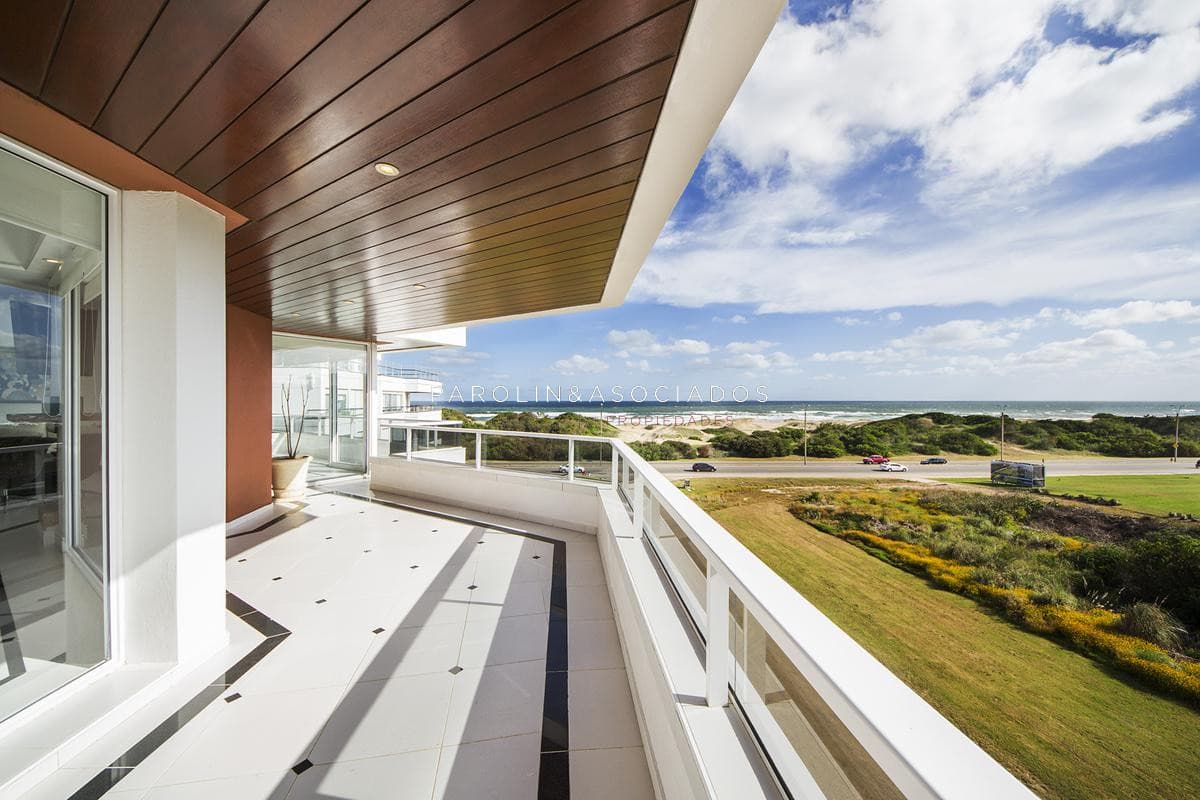Hermoso triplex en venta en Aguas Azules, Punta del Este.