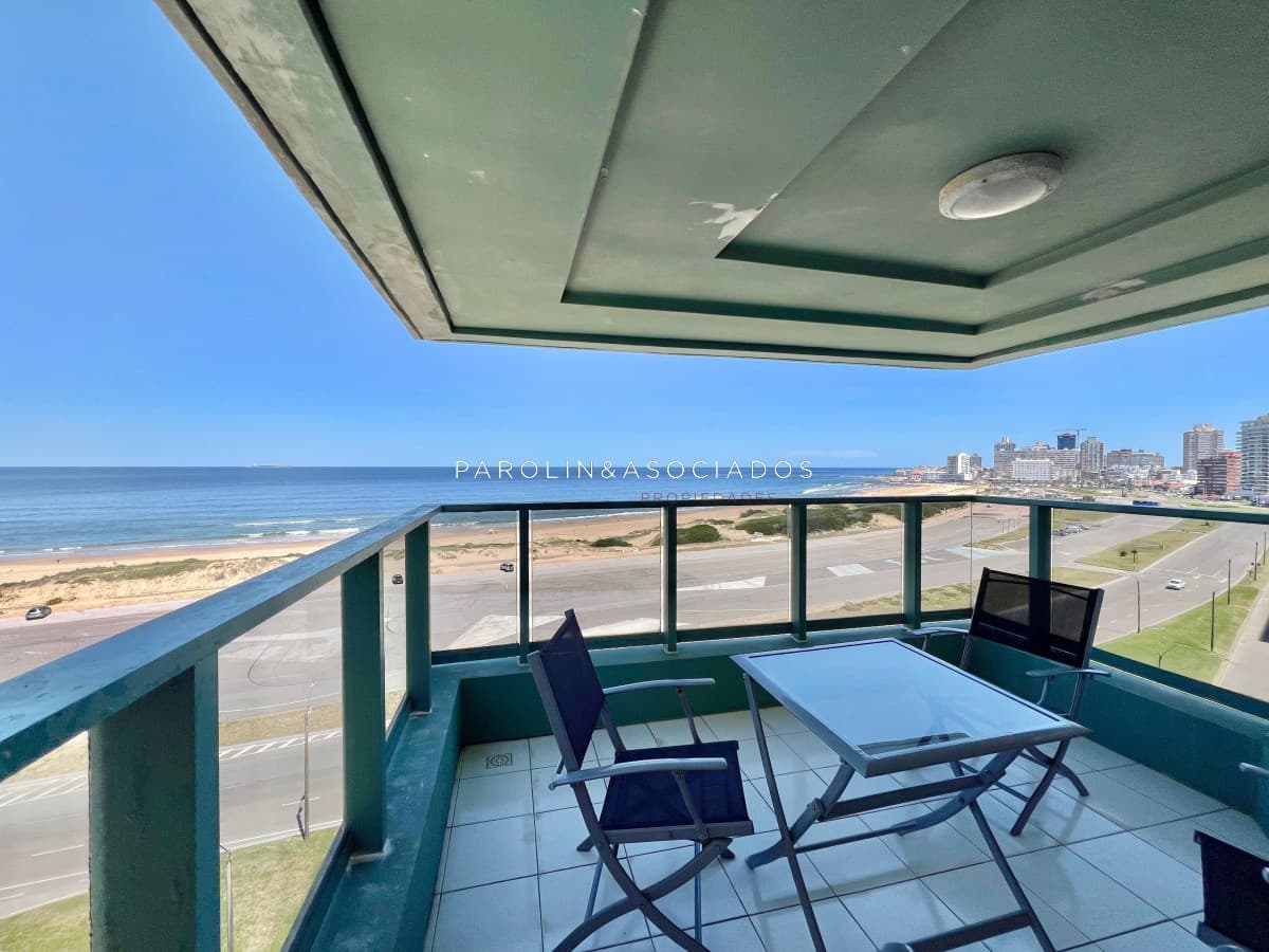 Apartamento en venta de 3 dormitorios + dependencia en edificio Martinique, Punta del Este.