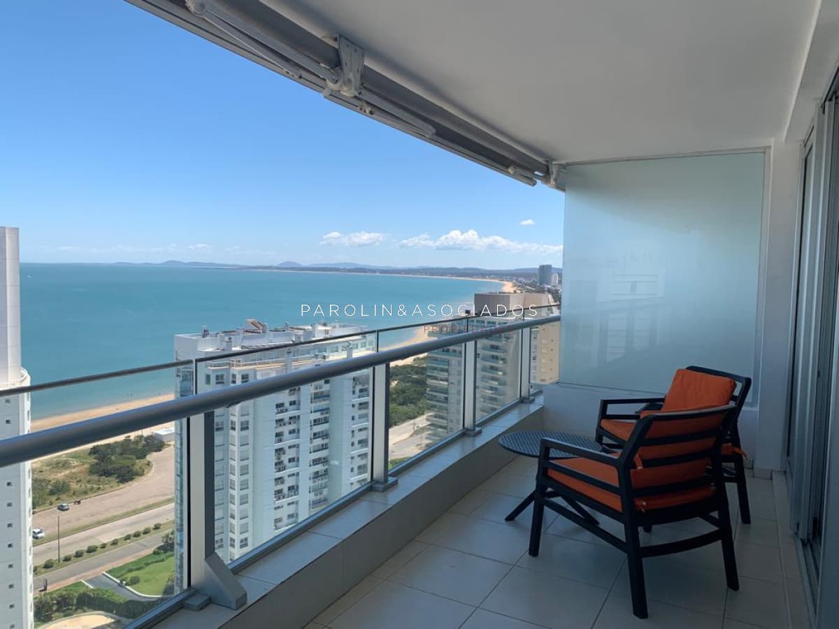 Apartamento de 2 dormitorios en venta en Season Tower, Punta del Este.